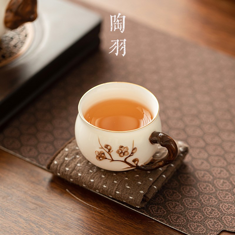 羊脂玉瓷浮雕梅花主人杯大号功夫茶杯陶瓷品茗杯带手把家用喝茶杯