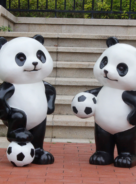 大型摆件踢足球熊猫卡通动物玻璃钢雕塑小品装饰户外花园园林景观