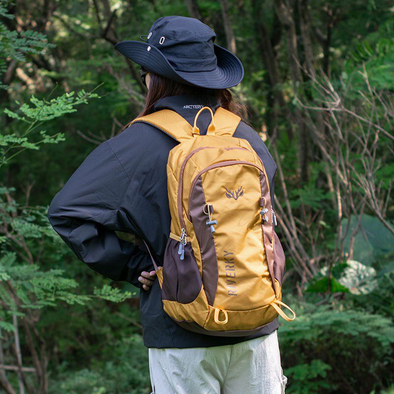 户外旅行背包女轻便2024徒步登山包30升短途旅游轻量化双肩包爬山