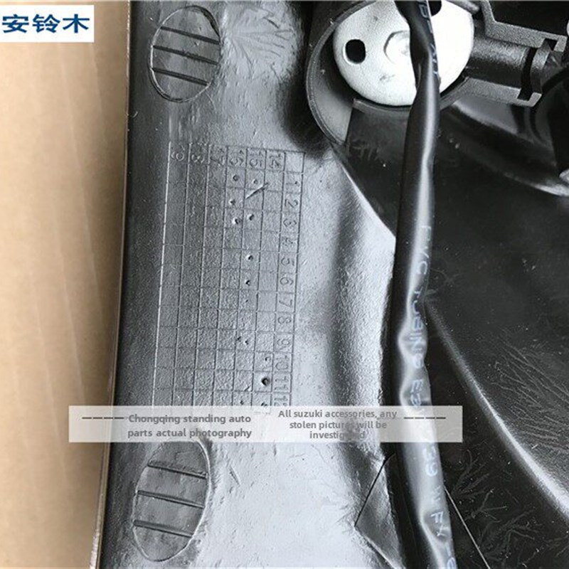 适用于铃木雨燕大灯总成大灯总成高低光束前组合灯车灯黑色背景正