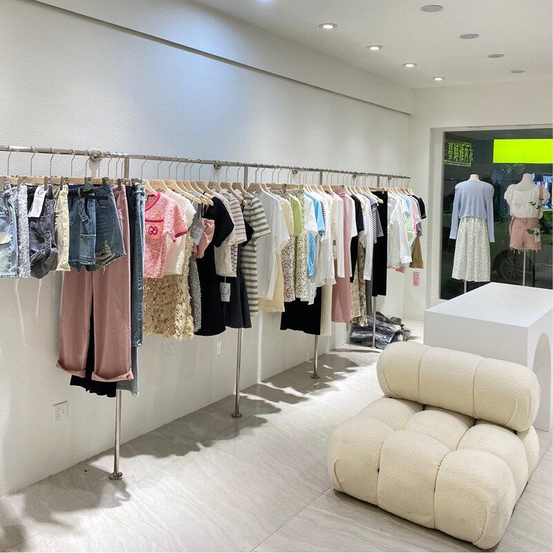 服装店上墙不锈钢展示架挂衣架子壁挂式女装店货架童装落地式挂杆