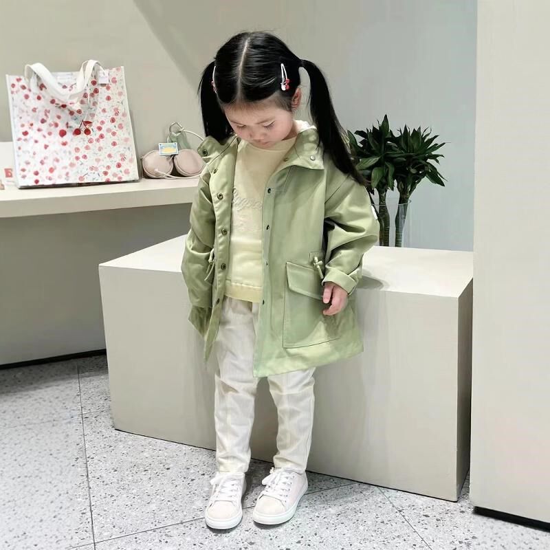 女童卡其色中长款风衣 儿童抽绳收腰风衣外套 24新樱桃袖章秋冬款
