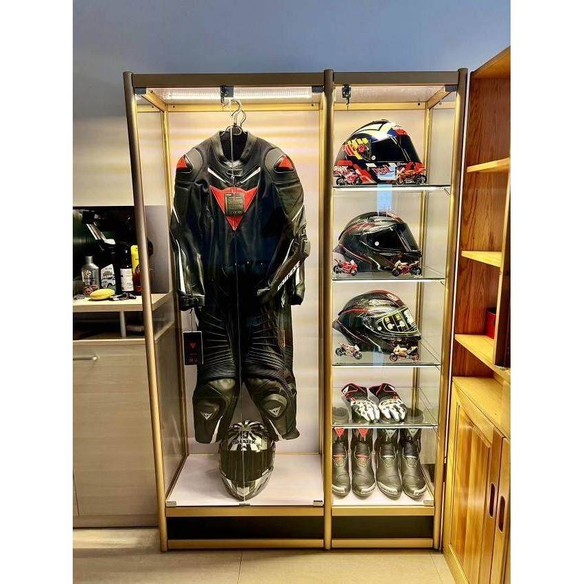 采购产品头盔柜，自行车服装展示柜，展示柜，服装防护装备，摩托