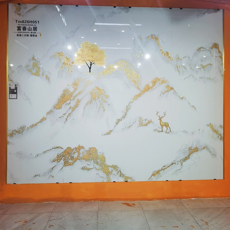 新中式山水画岩板客厅复式楼电视背景墙800x2600瓷砖七彩电光镀金