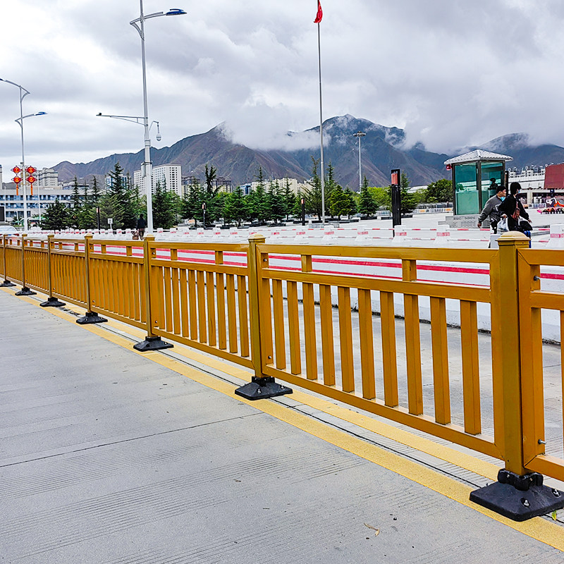 定制道路护栏市政交通围栏公路隔离防撞栏杆锌钢栅栏铁艺围栏工厂