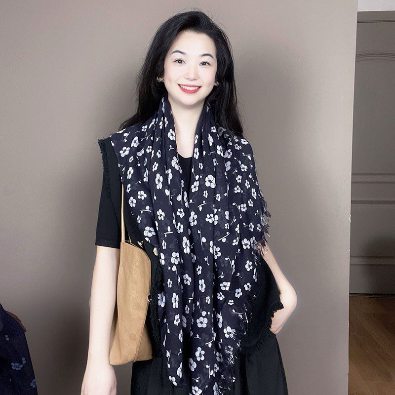 藏蓝色棉麻围巾女民族风春秋冬2024新款超长护颈碎花文艺百搭围脖