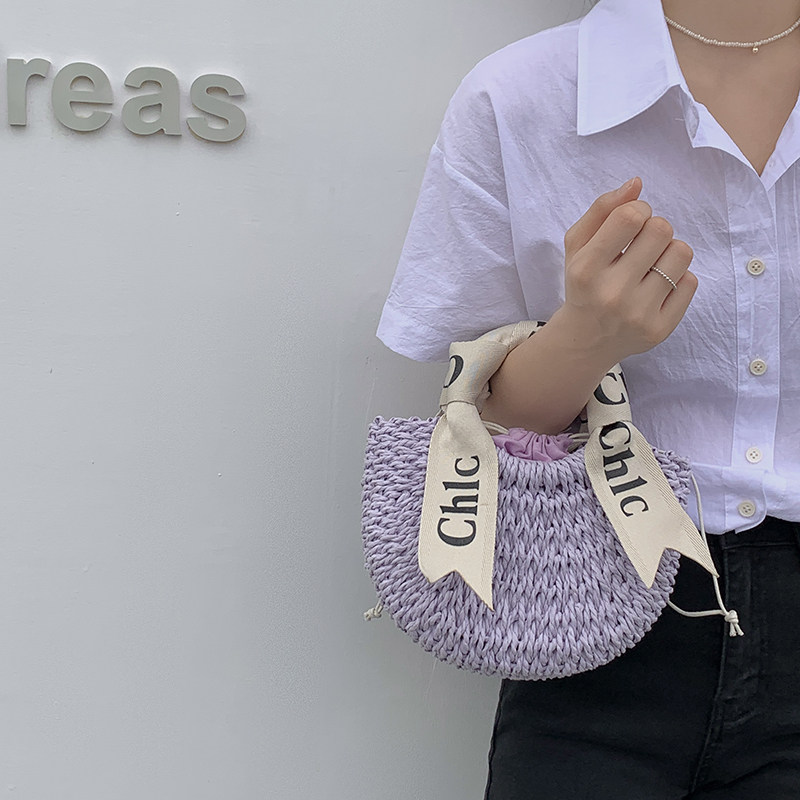 字母丝巾斜挎草编包女 新款文艺简约编织包手提藤编包手拎篮子包