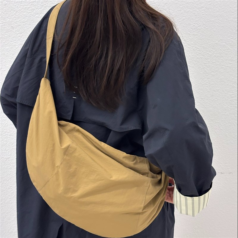 日系轻便百搭尼龙布月牙饺子包女休闲简约宽肩带大容量单肩斜挎包