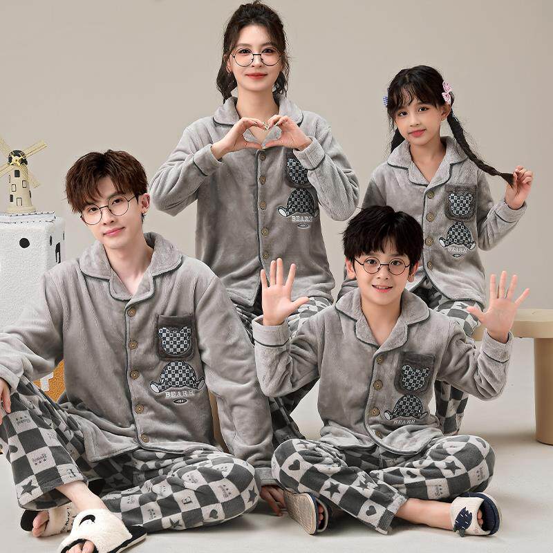 亲子睡衣一家三口秋冬季法兰绒翻领男童母女卡通珊瑚绒家居服套装