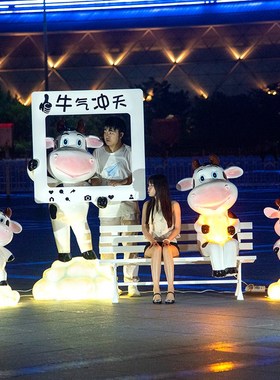 卡通奶牛雕塑户外网红美陈装饰幼儿园景区玻璃钢发光动物小品摆件