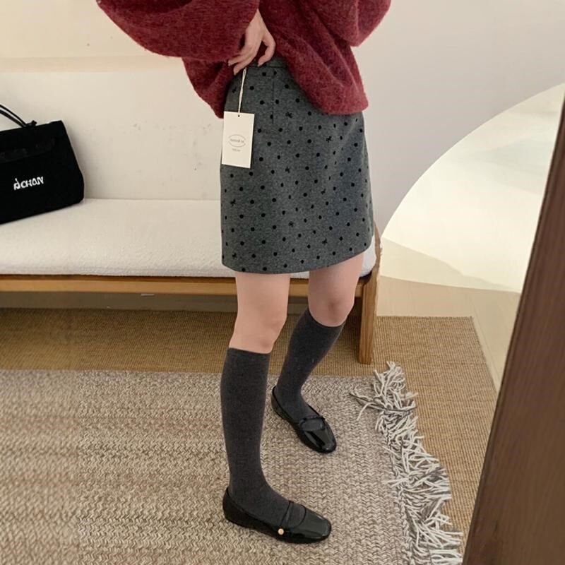 梨形身材波点羊毛呢半身裙女秋冬大码小个子高腰灰色a字包臂短裙
