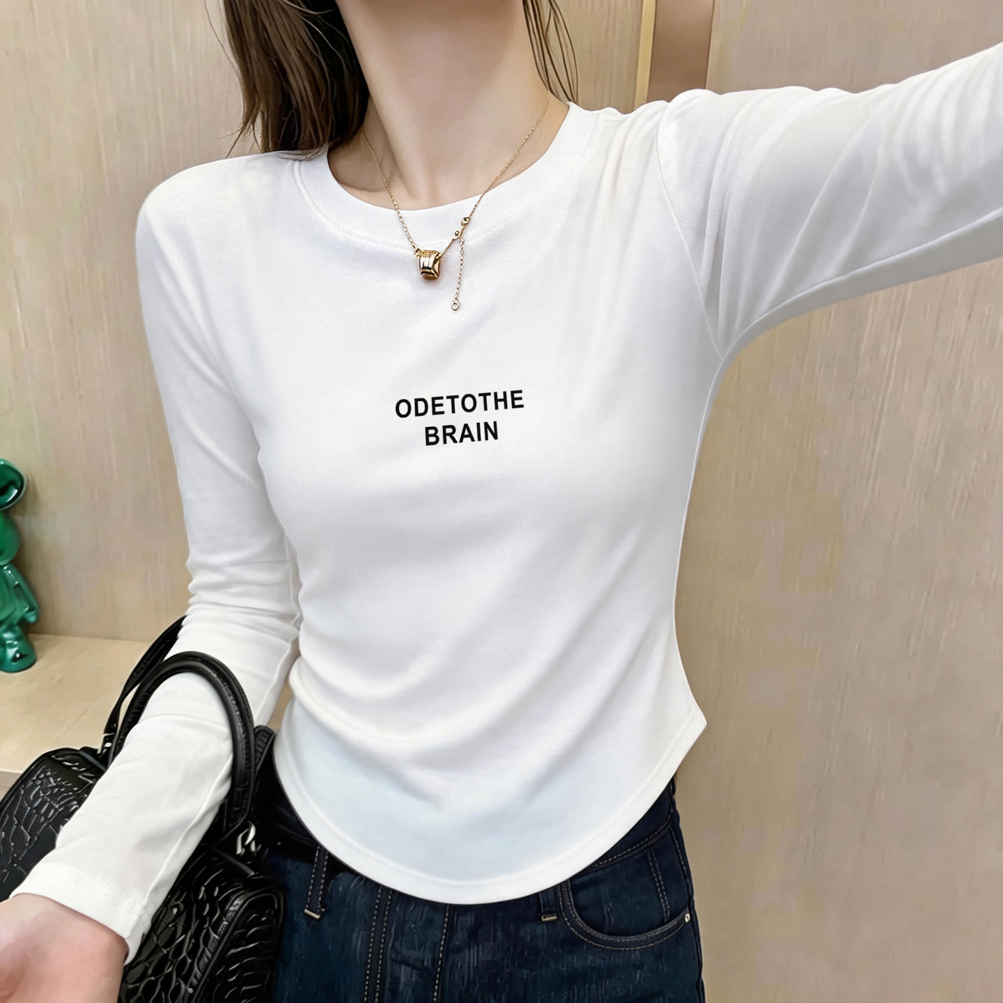 2026春款字母印花长袖T恤女图片