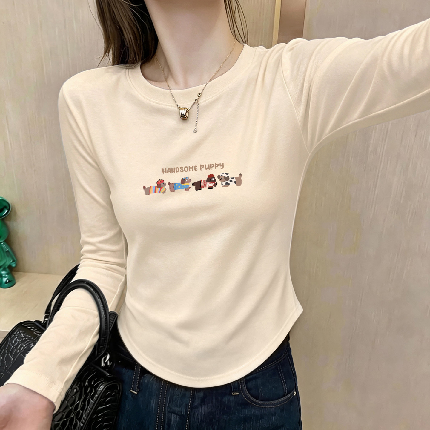 春装奶杏色修身印花长袖T恤女图片