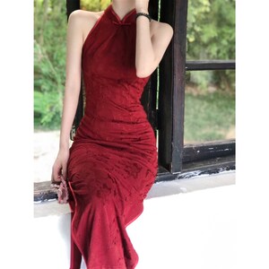 橘里嫣然知禧复古红色暗纹显瘦旗袍裙新中式气质挂脖连衣裙订婚