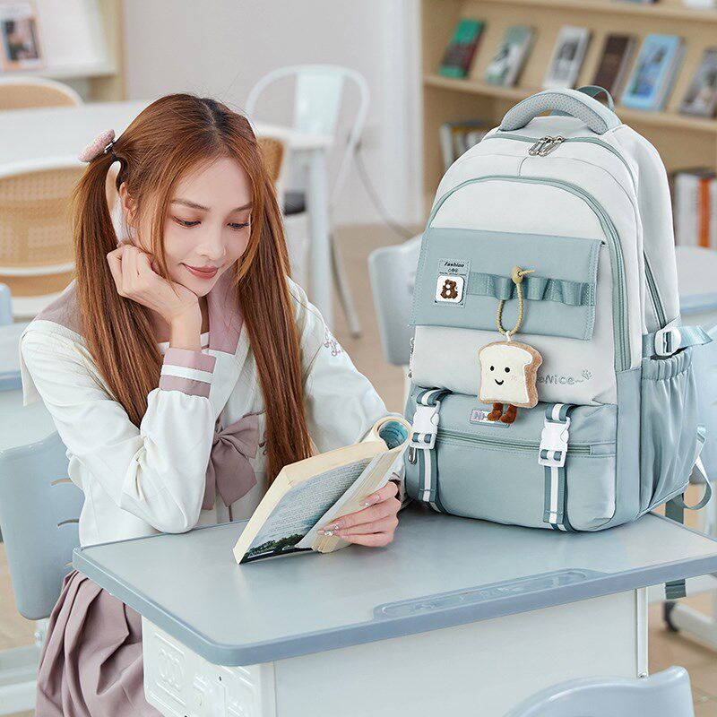 书包初中女生小学生2024新款轻便大容量背包女高中学生双肩包旅游
