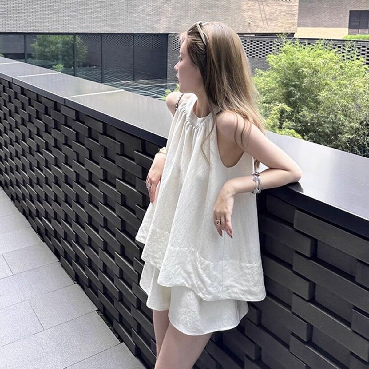 2025新款法式白色露肩上衣女夏高级感宽松休闲套装阔腿短裤两件套