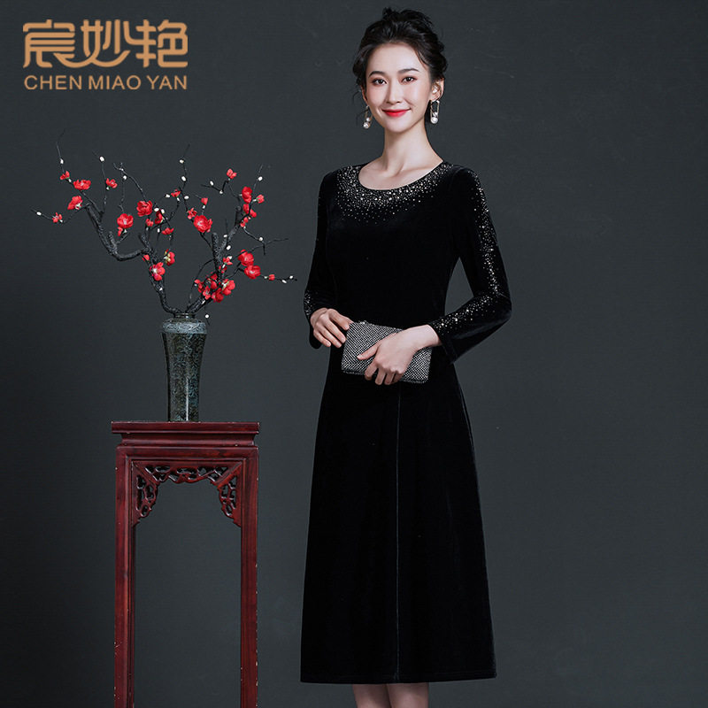 2026新款春秋妈妈装金丝绒连衣裙中老年女装中长款大摆裙