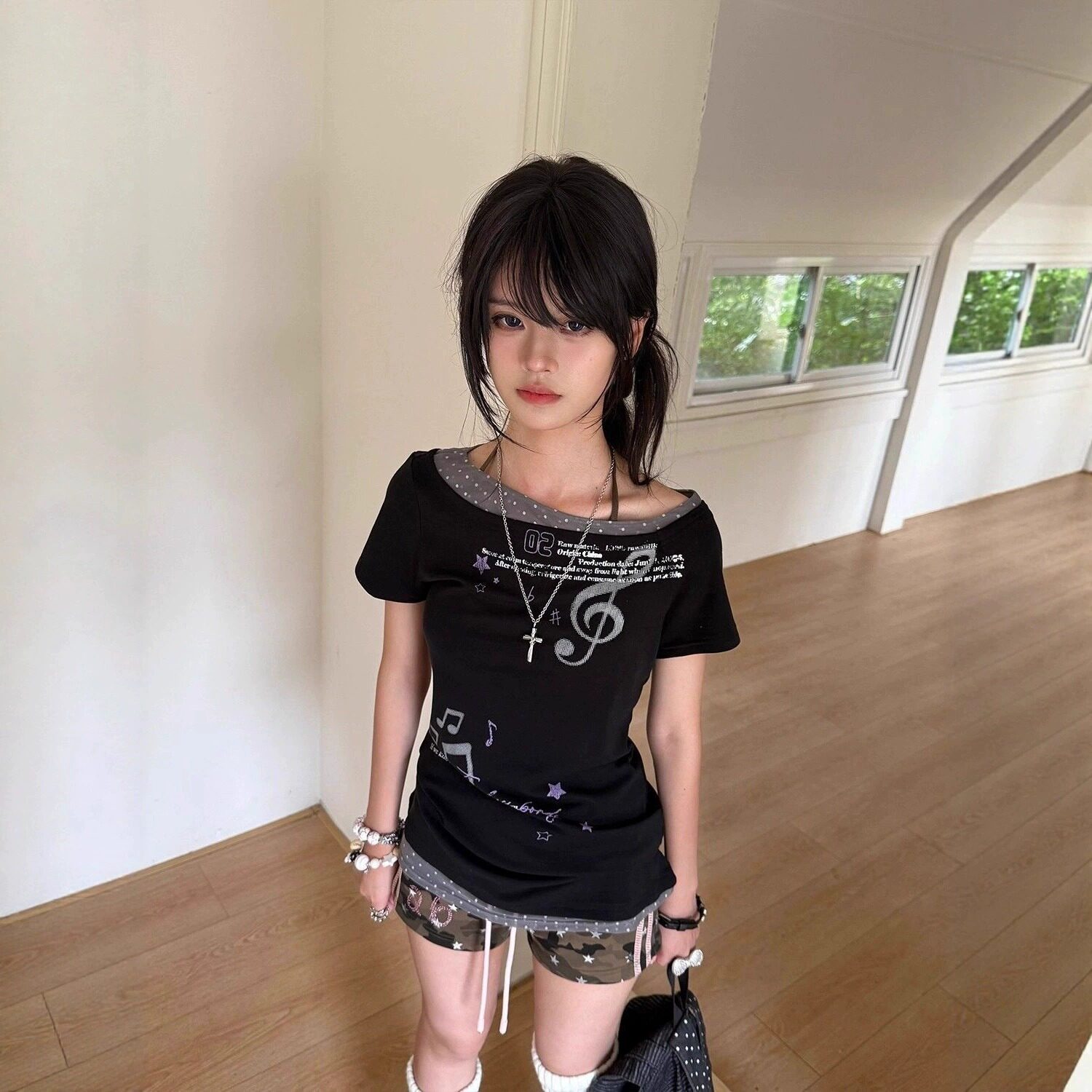 260克莫代尔斜肩波点T恤女