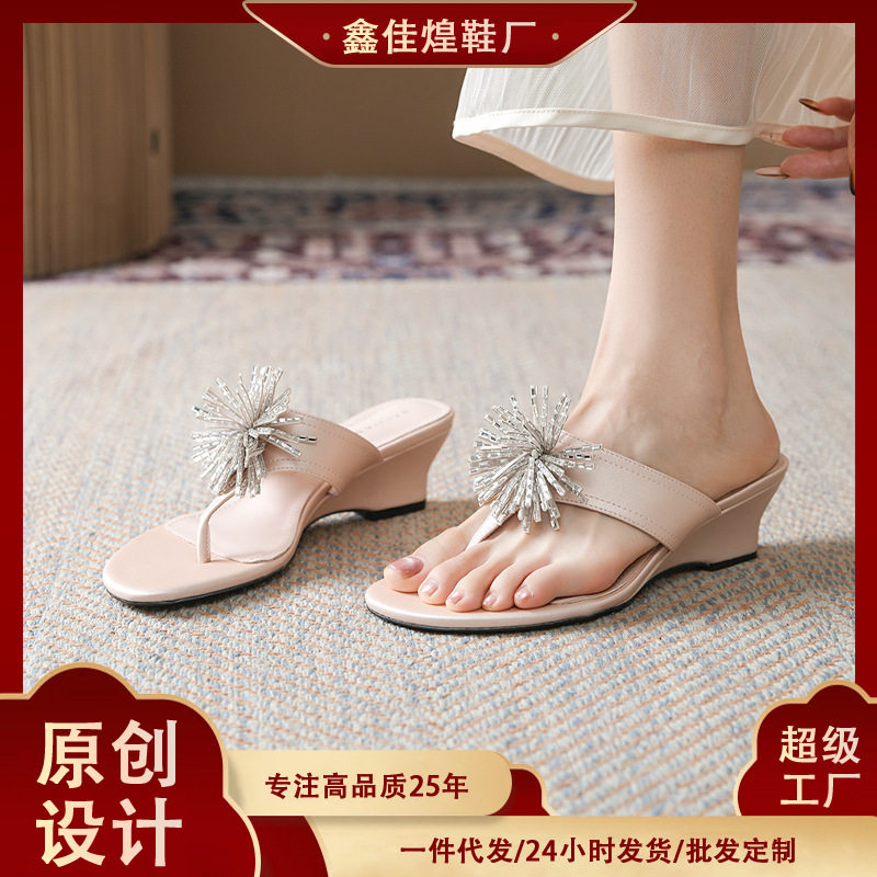 2504-13 水钻烟花扣夹脚凉拖鞋女原创设计坡跟外穿拖鞋仙女风2026