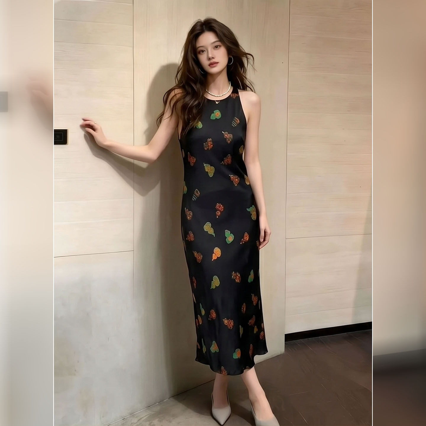 2026夏季新款轻奢无袖挂脖连衣裙女黑色印花修身显瘦中长裙气质