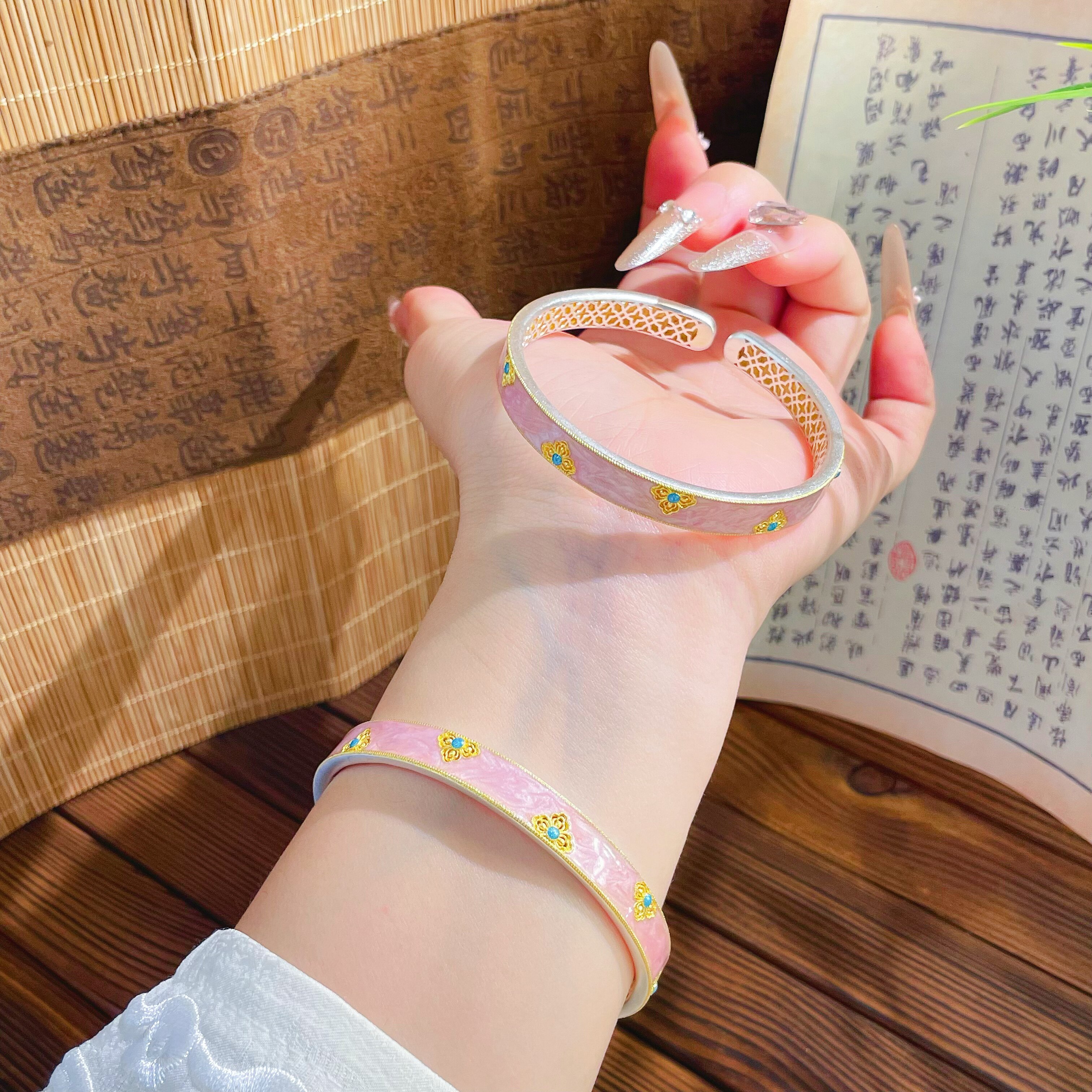 梵际描金珐琅宝相花手镯送女友