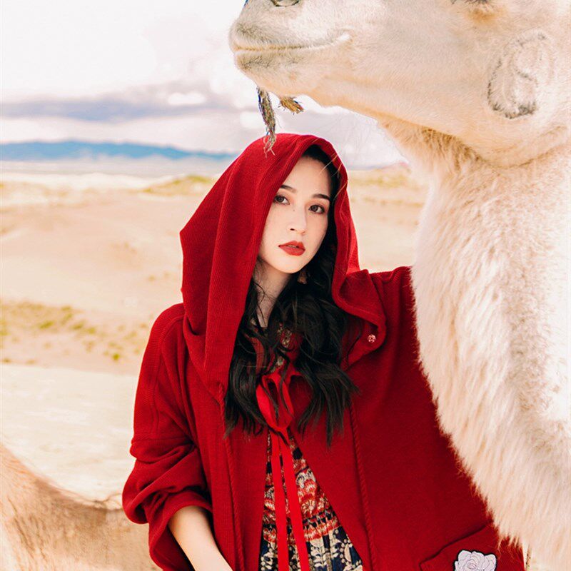 拉萨西藏旅游衣服女装大西北青海红色斗篷外套适合去西安旅行穿搭