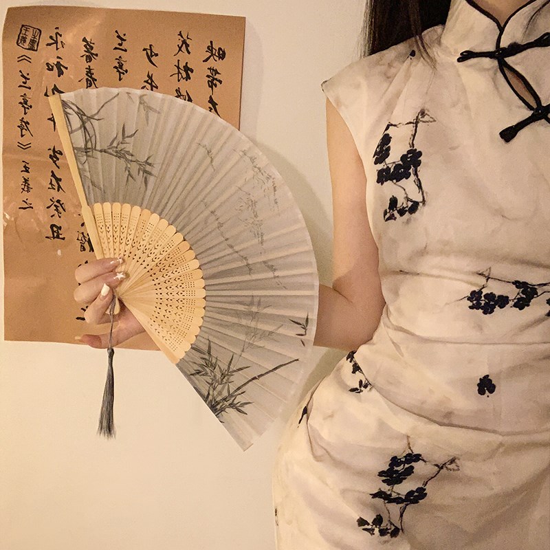 新中式扇子古风折扇黑色旗袍汉服随身携带搭配马面裙的中国风跳舞图片
