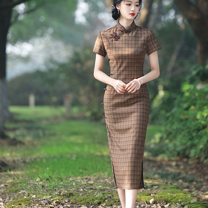 新中式格子中长款改良旗袍2024新年轻款少女民国风复古修身连衣裙