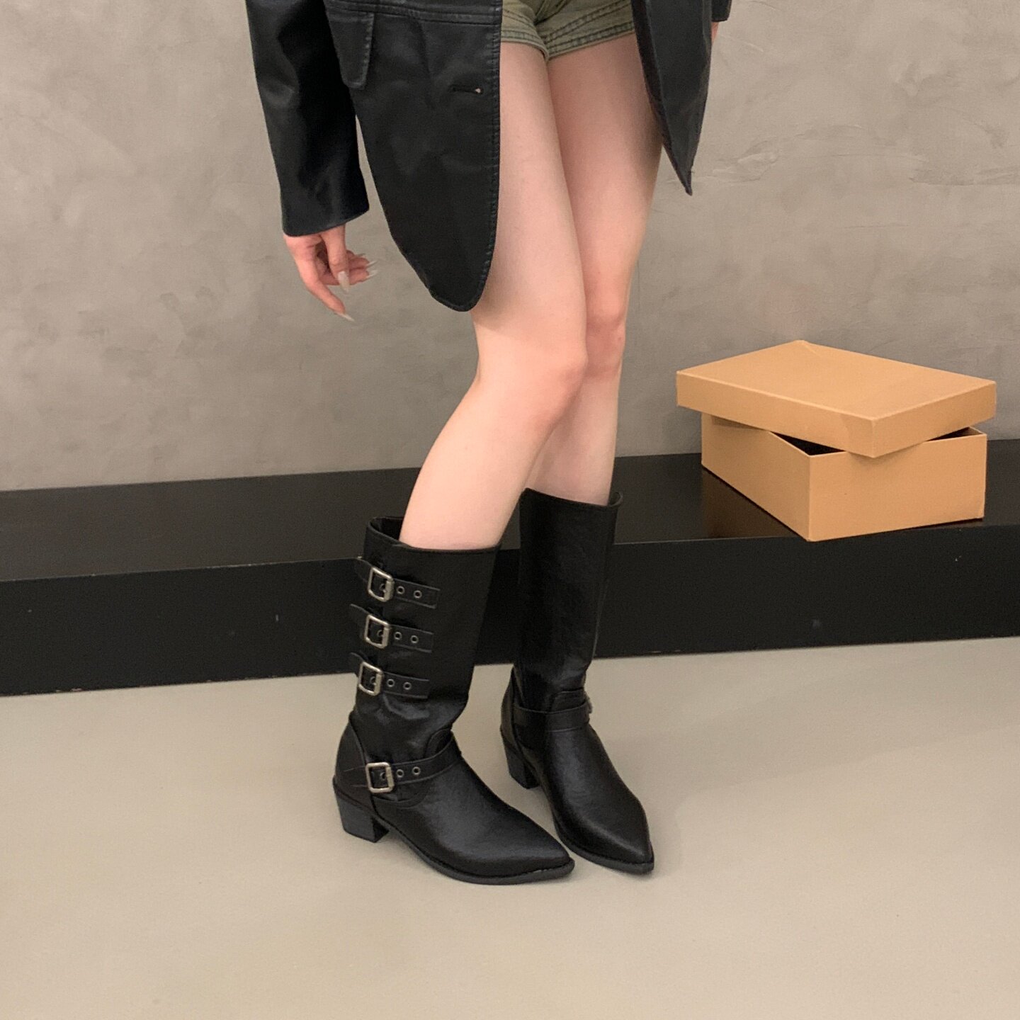 Anaokbos/岸畔黑色尖头长筒靴女复古百搭皮带扣显瘦粗跟骑士靴