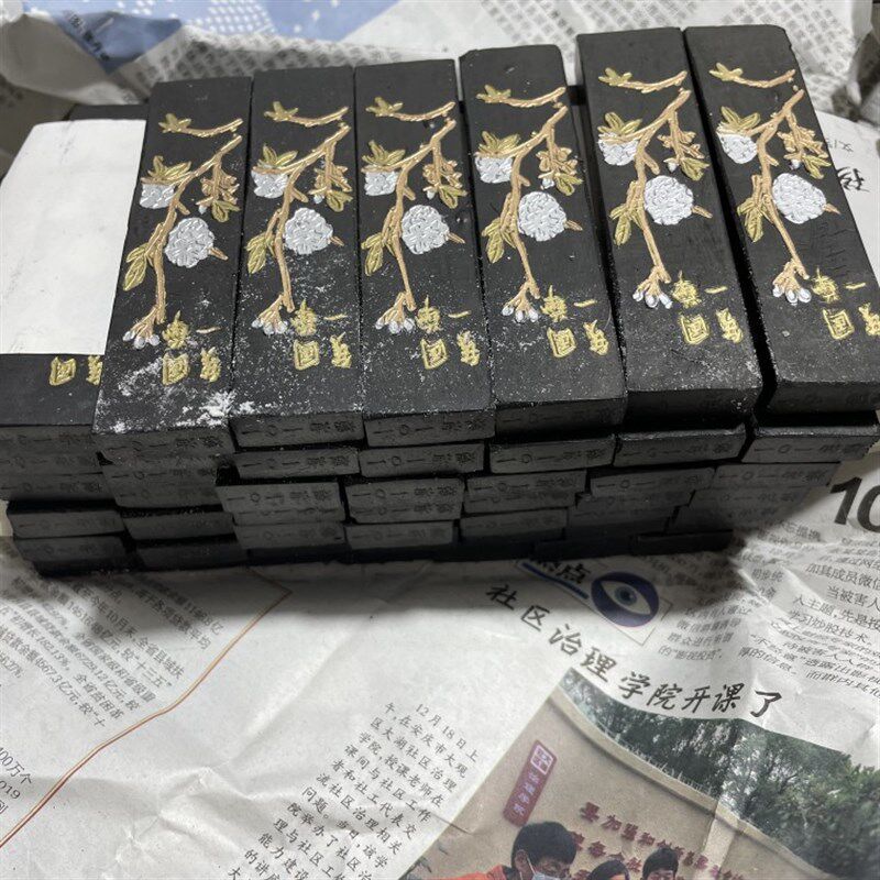售价为1斤共16条,每条31克,胡开文101铁斋翁油烟墨徽墨墨条墨块