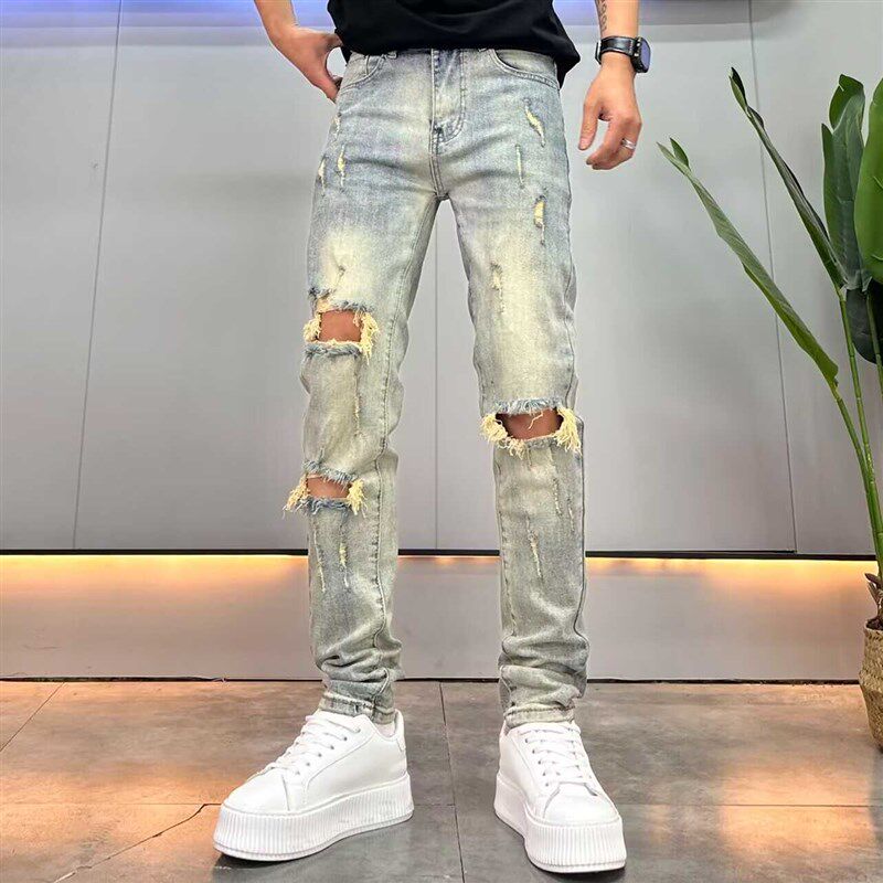设计款泥黄色牛仔裤男破洞2024夏季新款时尚刮烂修身小脚乞丐裤子