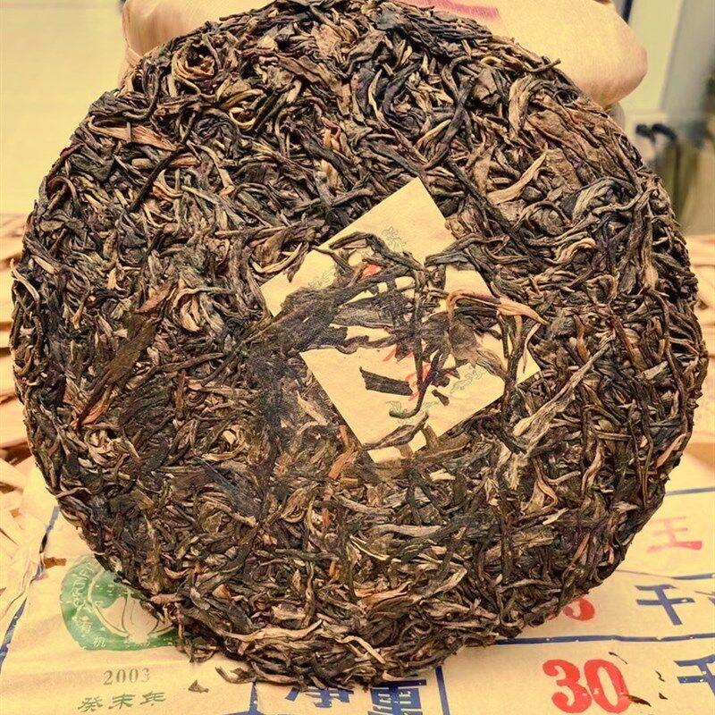 2004年大白菜班章茶王冲泡汤色转红 香气高扬 滋味甘醇 气韵十足