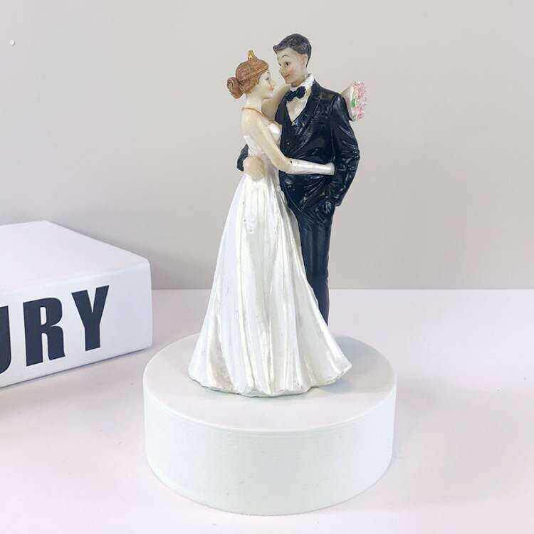 欧式新郎新娘人偶婚庆树脂品结婚纪念日礼物婚礼蛋糕装饰摆件