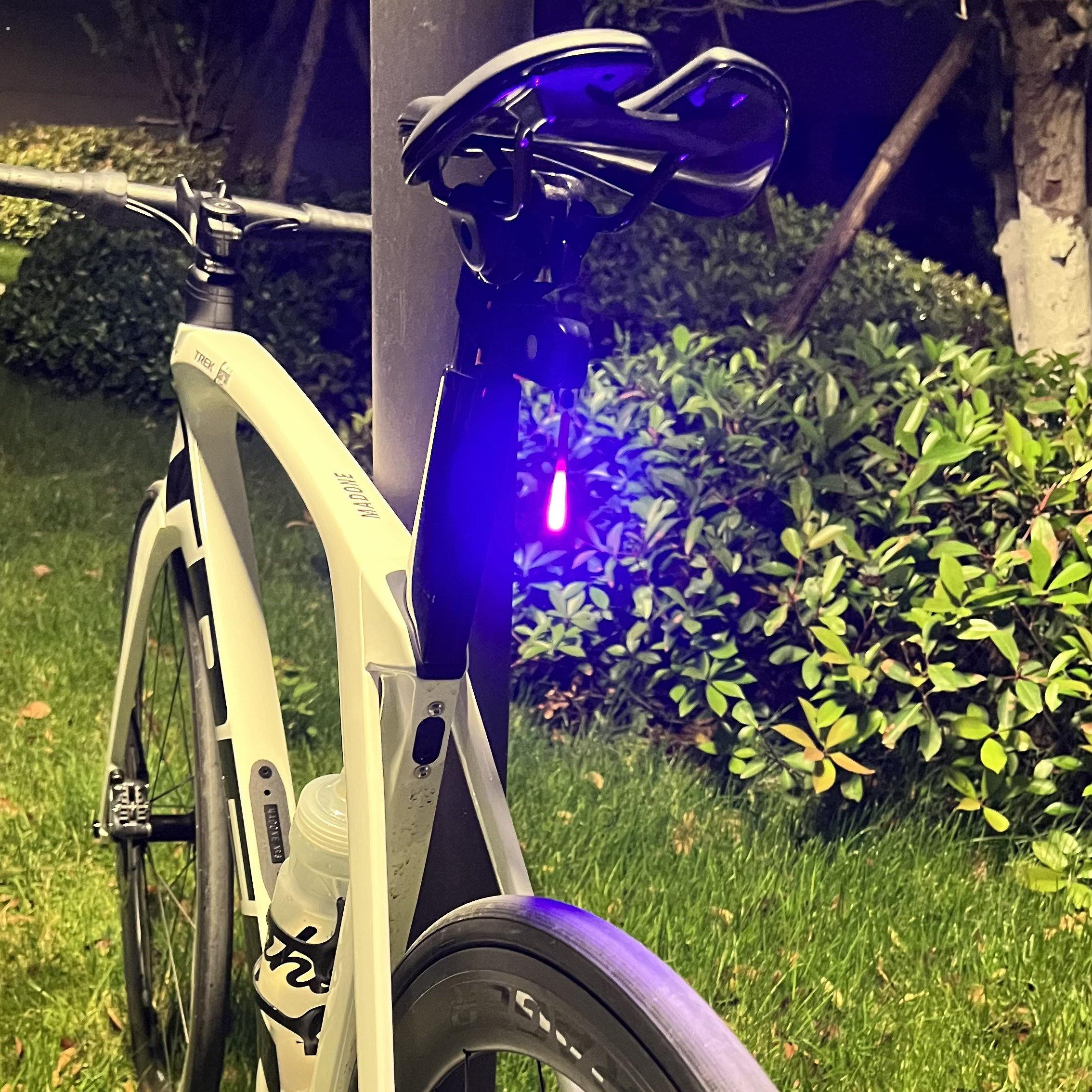 自行车夜骑灯公路车水滴后尾灯流水灯崔克山地车充电警示骑行装备