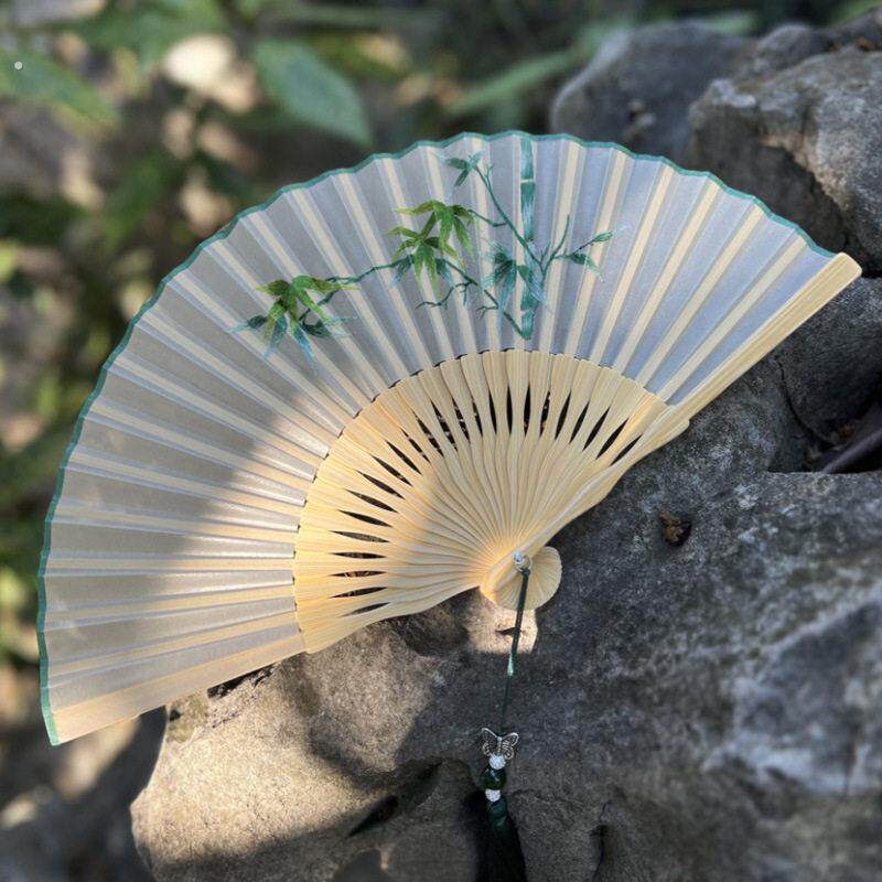 红色刺绣竹骨中国风折扇 宫廷风绫绢扇面 古风汉服舞蹈用扇子