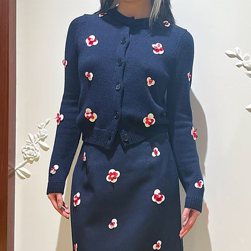甜美清新珠片花朵装饰毛衣圣诞新年节日氛围感修身短款针织开衫女
