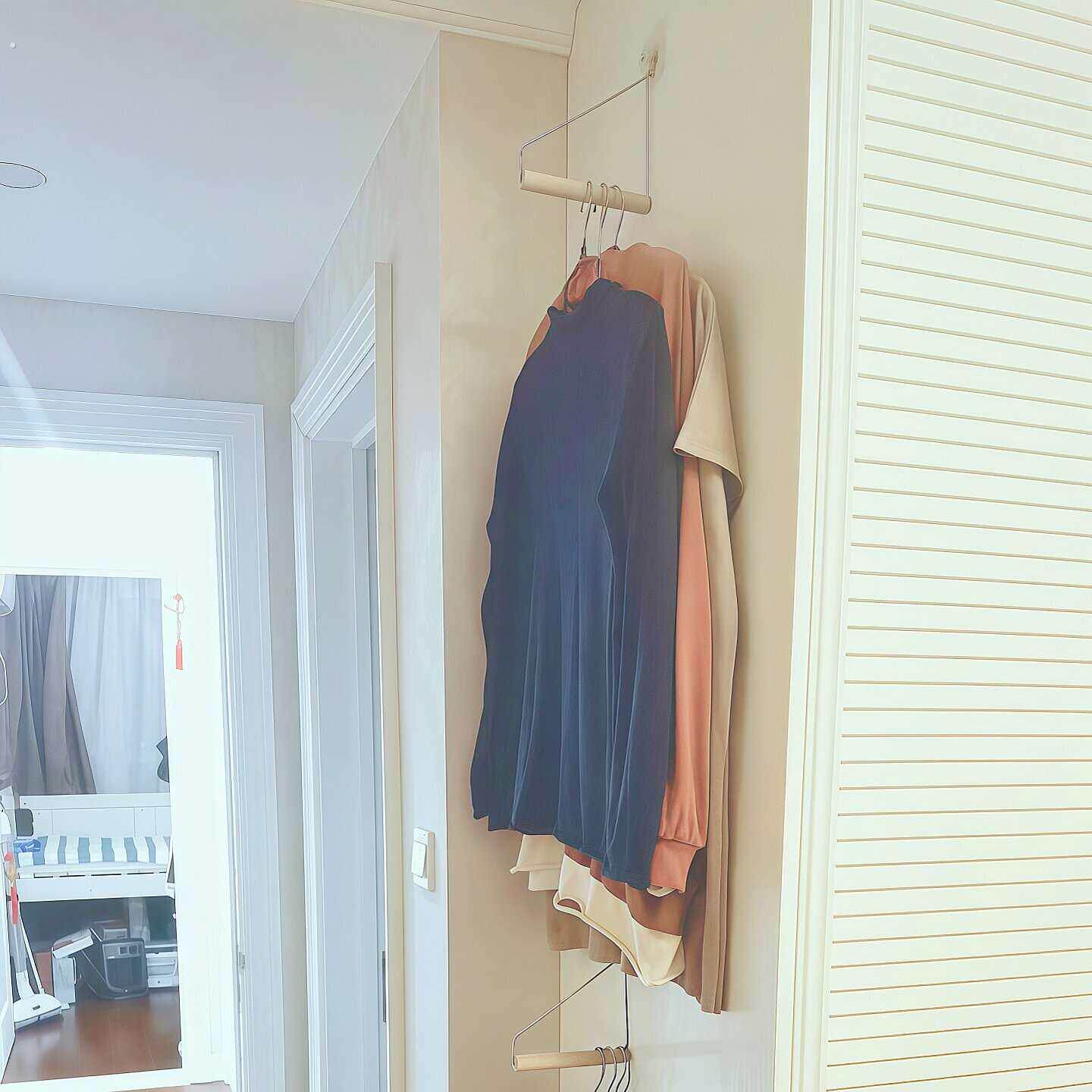 衣架挂墙式免打孔衣服整理收纳神器挂衣架墙上壁挂晾衣杆家用室内