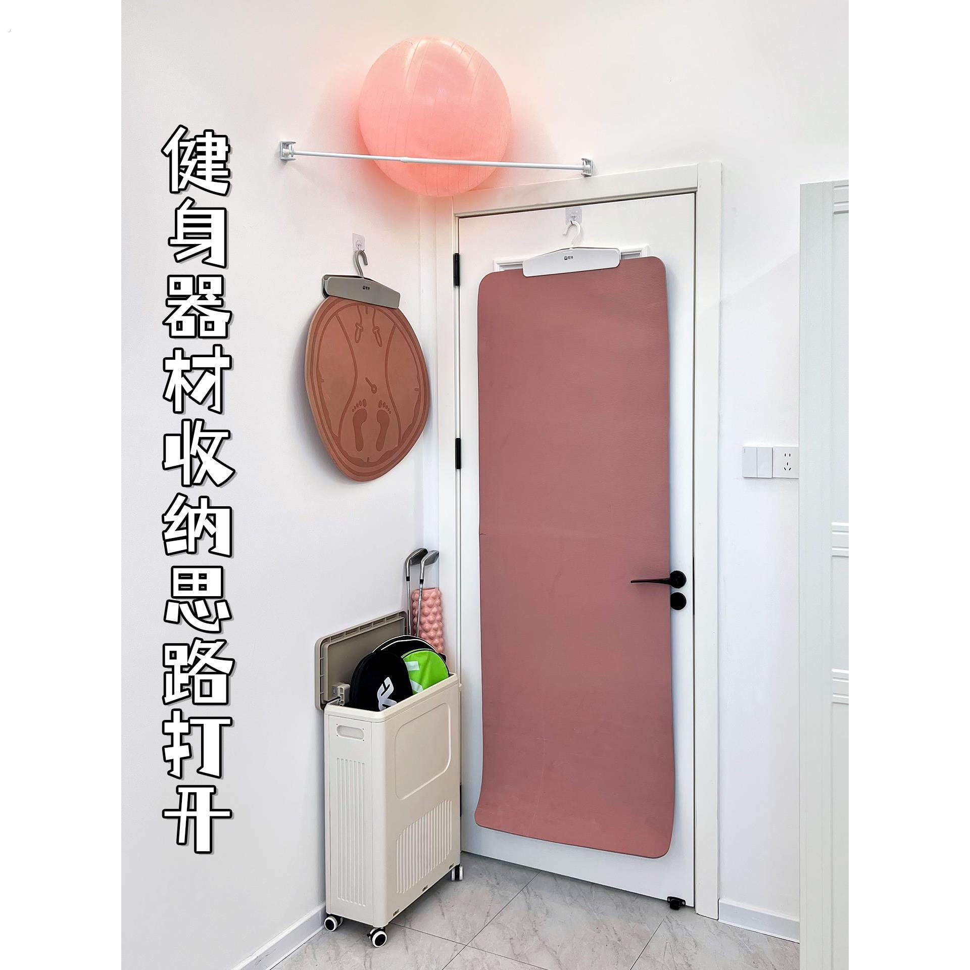 运动器材收纳新思路打开!门后壁挂式跳绳垫瑜伽垫收纳夹子置物架