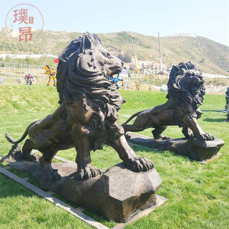 大型纯铜雄狮雕塑户外黄铜古铜狮子雕像一对铸铜动物模型定制厂家