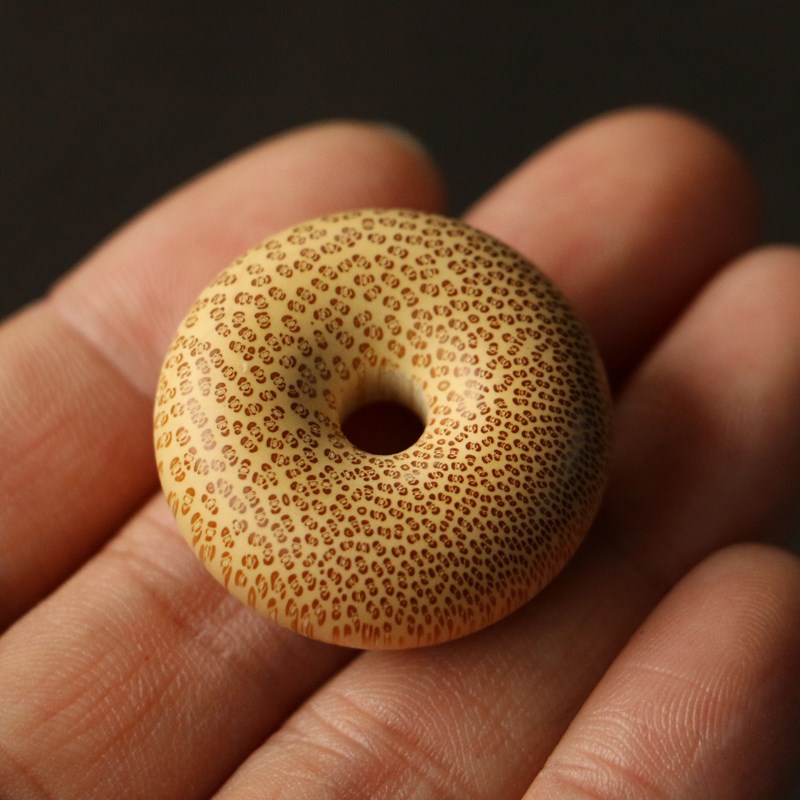 精品纯手工精磨天然十几年老龙血金丝竹迷你面包圈竹雕配饰小挂件