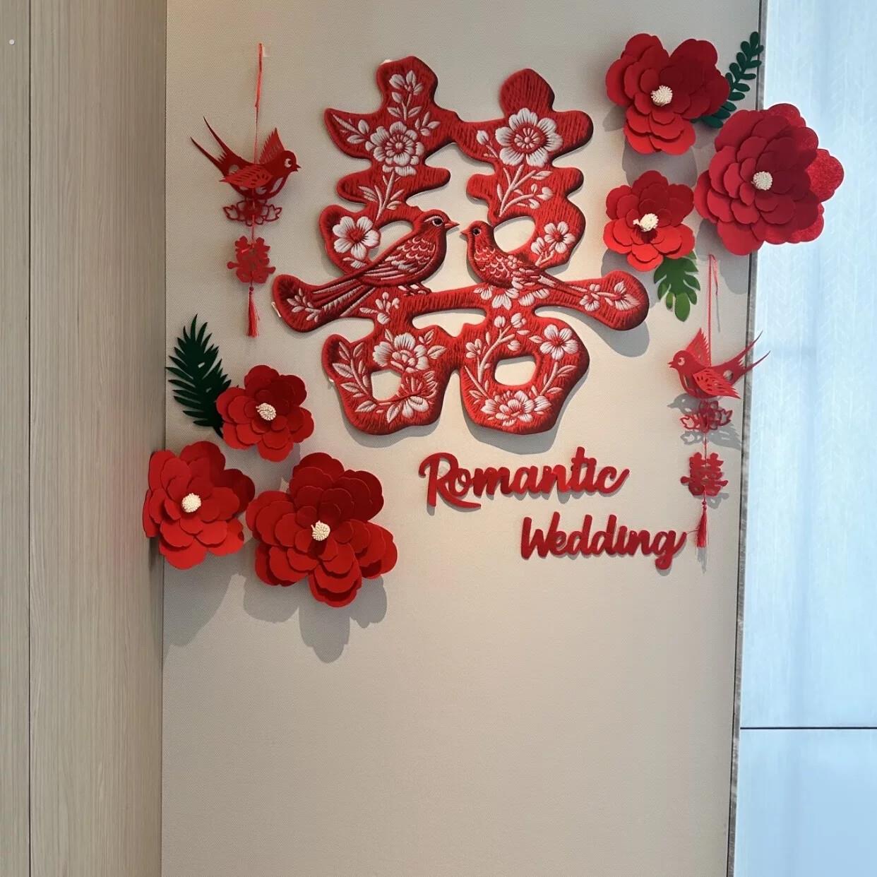 新中式结婚布置婚房装饰男女方客厅沙发背景墙喜字贴晨袍拍照道具