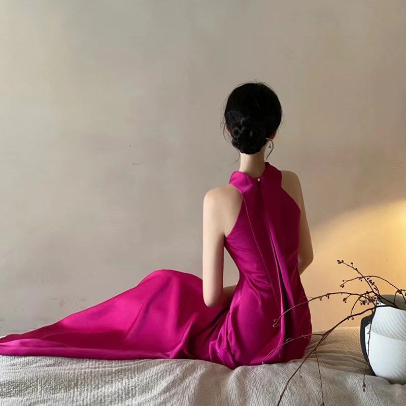 法式高级感玫红色轻奢连衣裙女2025新款夏季挂脖生日结婚礼服长裙