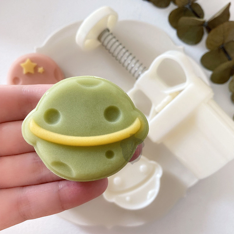 韩式新款趣味网红什么是快乐星球冰皮手压月饼模具绿豆糕茶点50g