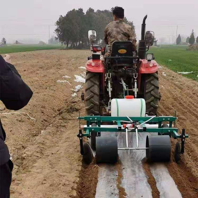 小四轮拖拉机专用地膜覆盖机铺地膜机自动盖土覆膜打药上土一体机