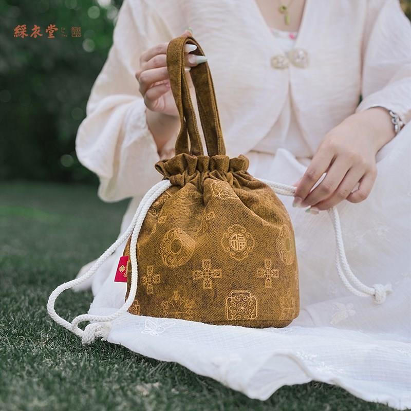 彩衣堂国风复古抽绳束口袋手提手拎女手机遛弯收纳水桶包喜庆红W