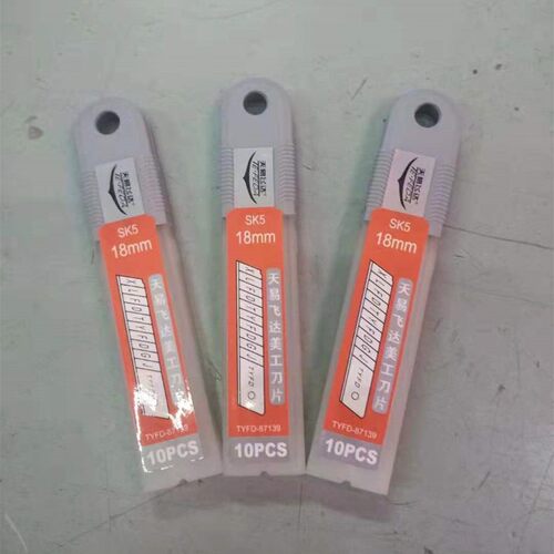 天易飞达SK2黑色美工刀片18mm不锈钢裁纸刀SK5多功能刀架壁纸刀片
