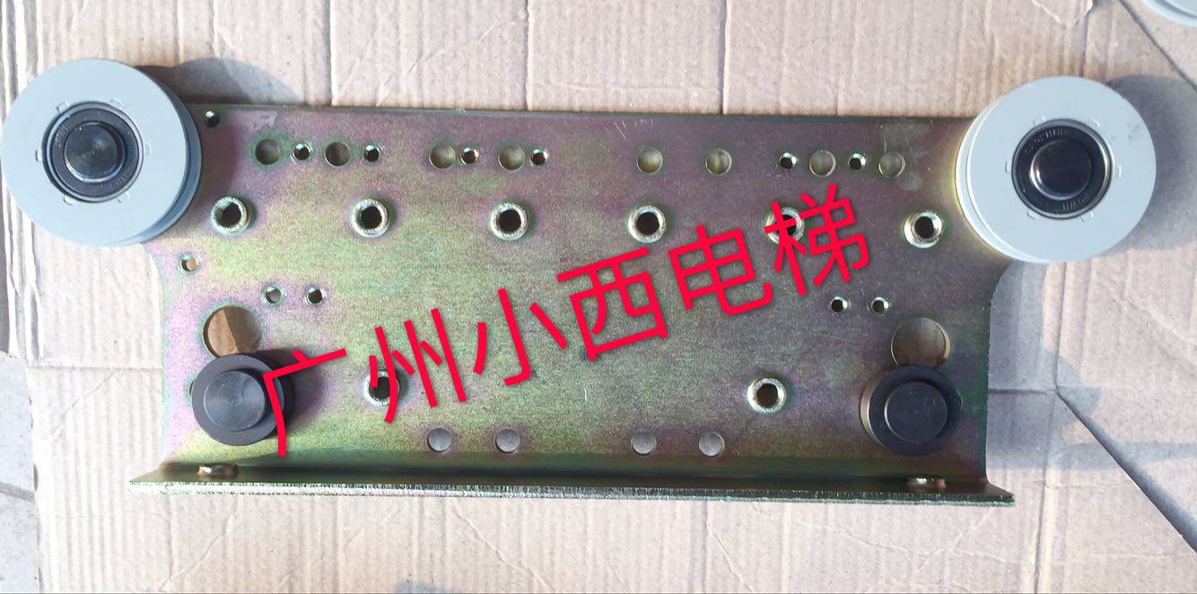 全新原厂正品日立电梯轿门门挂板1100开门1200开门 门挂滑轮组件