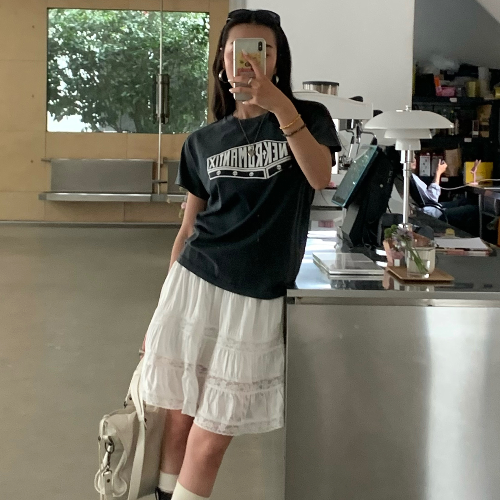 Ruby通勤辣妹双修手册·白珍珠蕾丝丝质半裙+漏墨印花水洗灰中古t