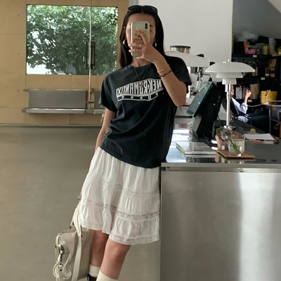 Ruby通勤辣妹双修手册·白珍珠蕾丝丝质半裙+漏墨印花水洗灰中古t