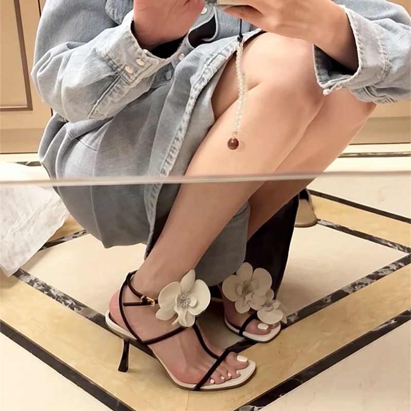 高级设计感白色花朵露趾凉鞋女仙女风一字带N高跟鞋女细跟方头女